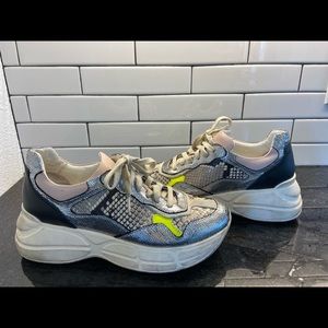 Platform tennis shoes